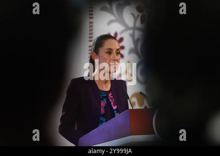 Mexico, Mexique. 09 octobre 2024. Claudia Sheinbaum Pardo, Présidente du Mexique, s'exprimant lors d'une conférence d'information, où a parlé des réformes énergétiques, au Palais National. Le 9 octobre 2024 à Mexico, Mexique. (Photo de Carlos Santiago/Eyepix Group/SIPA USA) crédit : SIPA USA/Alamy Live News Banque D'Images