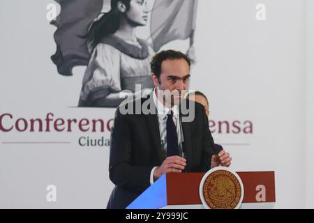 Mexico, Mexique. 09 octobre 2024. Andres Lajous Loaeza, directeur de l'Agence de réglementation des transports ferroviaires, s'exprimant lors d'une conférence d'information, où il a parlé des réformes énergétiques, au Palais National. Le 9 octobre 2024 à Mexico, Mexique. (Photo de Carlos Santiago/Eyepix Group/SIPA USA) crédit : SIPA USA/Alamy Live News Banque D'Images