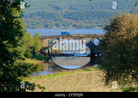 Vue du pont d'Inveraray (pont d'Aray) depuis le château d'Inveraray à Argyll et Bute, Écosse, Royaume-Uni Banque D'Images