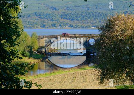 Vue du pont d'Inveraray (pont d'Aray) depuis le château d'Inveraray à Argyll et Bute, Écosse, Royaume-Uni Banque D'Images