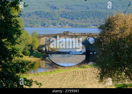 Vue du pont d'Inveraray (pont d'Aray) depuis le château d'Inveraray à Argyll et Bute, Écosse, Royaume-Uni Banque D'Images