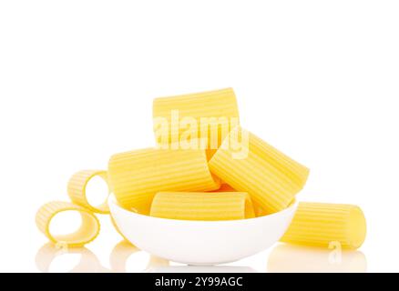 Pâtes cannelloni de blé dur cru avec plaque en céramique blanche, macro, isolé sur fond blanc. Banque D'Images