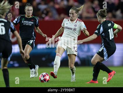 Munich, Allemagne. 09 octobre 2024. Football, femmes : Ligue des Champions, Bayern Munich - WFC Arsenal, phase de groupes, Groupe C, jour de match 1 au FC Bayern Campus. Sydney Lohmann (M) de Munich se bat pour le ballon avec Caitlin Foord (G) et Kim Little de Londres. Crédit : Sven Hoppe/dpa/Alamy Live News Banque D'Images