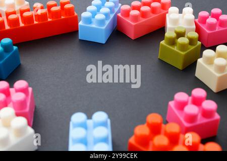 Blocs de puzzle colorés mis ensemble dans un cercle Banque D'Images