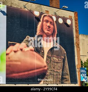 Trevor Lawrence, quarterback sur une campagne publicitaire pour American Eagle. Trevor Lawrence, quarterback des Jaguars de Jacksonville, sur un panneau d'affichage Banque D'Images