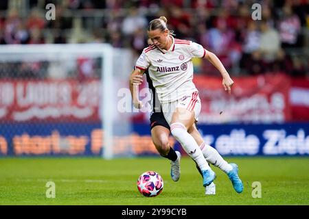 Munich, Allemagne. 09 octobre 2024. Munich, Allemagne, le 9 octobre 2024 : Klara Buehl (17 FC Bayern Munich) contrôle le ballon lors du match de football par étapes du Groupe de la Ligue des Champions de l'UEFA entre le FC Bayern Munich et l'Arsenal FC au campus du FC Bayern à Munich, en Allemagne. (Daniela Porcelli/SPP) crédit : SPP Sport Press photo. /Alamy Live News Banque D'Images