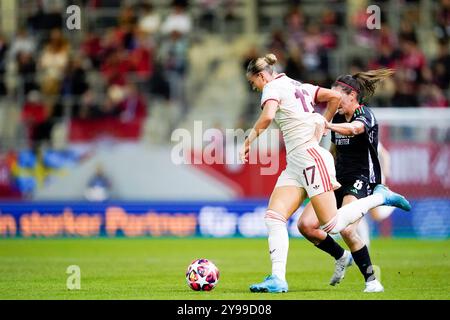 Munich, Allemagne. 09 octobre 2024. Munich, Allemagne, 9 octobre 2024 : Klara Buhl (17 FC Bayern Munich) et Mariona Caldentey (8 Arsenal) se battent pour le ballon (duel) lors du match de football par étapes de Groupe de la Ligue des Champions de l'UEFA entre le FC Bayern Munich et l'Arsenal FC au campus du FC Bayern à Munich, en Allemagne. (Daniela Porcelli/SPP) crédit : SPP Sport Press photo. /Alamy Live News Banque D'Images