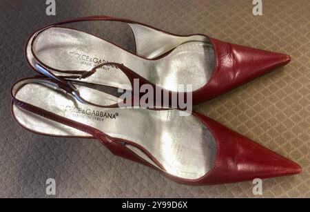 Une paire de chaussures à talons rouges Dolce & Gabbana Stiletto pour dames. Banque D'Images