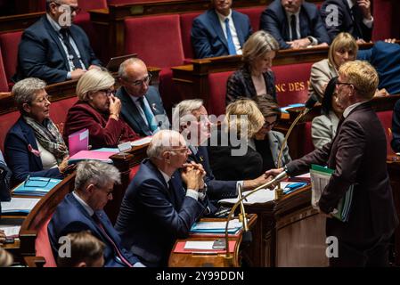 FRANCE-POLITIQUE-GOUVERNEMENT-PARLEMENT le premier ministre Michel Barnier serre la main de Marc Fenseau, ancien ministre de l'Agriculture et chef de groupe des démocrates, à l'Assemblée nationale le jour de la motion de censure contre le gouvernement. Paris, le 8 octobre 2024. PARIS ILE-DE-FRANCE FRANCE COPYRIGHT : XANDREAXSAVORANIXNERIX FRANCE-POLITICS-GOVERNMENT-PARLI ASAVORANINERI-46 Banque D'Images