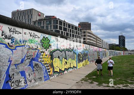 Berlin, Allemagne - 3 août 2024 : un peuple près de l'East Side Gallery sur le mur de Berlin. Banque D'Images