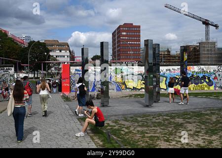 Berlin, Allemagne - 3 août 2024 : un peuple près de l'East Side Gallery sur le mur de Berlin. Banque D'Images