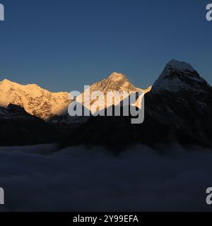 Mont Everest en automne vu de la vallée de Gokyo, Népal. Banque D'Images