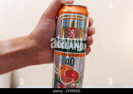 Tyumen, Russie-06 septembre 2024 : bière sans alcool Hollandia peut fermer sur blanc. Brassé en Hollande, depuis 1758. Banque D'Images