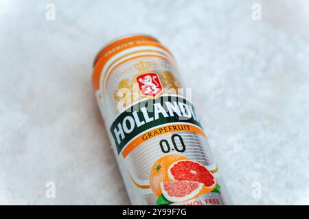 Tyumen, Russie-06 septembre 2024 : canette de bière néerlandaise sans alcool, Hollandia, brassée en Hollande, depuis 1758 Banque D'Images