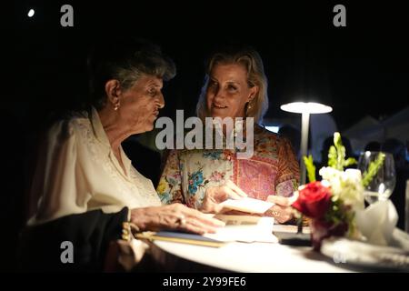 Elizabeth Pule, dont la mère, Jessie, était femme de ménage lorsque feu la reine et Philippe vivaient à Villa Guardamangia à la périphérie de la capitale Valette, montre à la duchesse d'Édimbourg des lettres entre sa mère et les dames de la reine en attente lors de la réception d'anniversaire du roi à la résidence du haut-commissaire britannique, Villa de Giorgio à Naxxar, le troisième jour d'une tournée royale à Malte pour marquer le 60e anniversaire de son indépendance et célébrer le patrimoine commun du pays et la collaboration continue avec le Royaume-Uni. Date de la photo : mercredi 9 octobre 2024. Banque D'Images