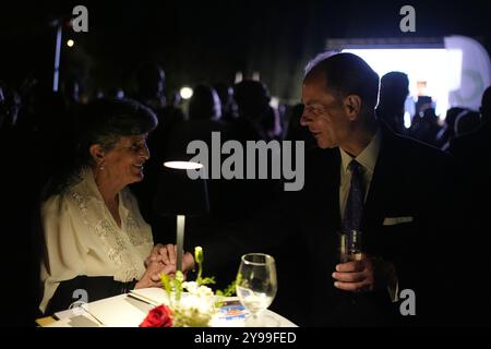 Elizabeth Pule, dont la mère, Jessie, était femme de ménage lorsque feu la reine et Philippe vivaient à Villa Guardamangia, à la périphérie de la capitale Valette, montre au duc d'Édimbourg des lettres entre sa mère et feu les dames de la reine en attente lors de la réception d'anniversaire du roi à la résidence du haut-commissaire britannique, Villa de Giorgio à Naxxar, le troisième jour d'une tournée royale à Malte pour marquer le 60e anniversaire de son indépendance et célébrer le patrimoine commun du pays et la collaboration continue avec le Royaume-Uni. Date de la photo : mercredi 9 octobre 2024. Banque D'Images