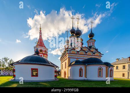 Église d'Antipas de Pergame et église de la Résurrection de Lazare côte à côte, avec leurs clochers colorés, Souzdal, Russie Banque D'Images