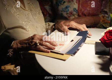 Elizabeth Pule, dont la mère, Jessie, était femme de ménage lorsque feu la reine et Philippe vivaient à Villa Guardamangia à la périphérie de la capitale Valette, détient des lettres entre sa mère et les dames de la défunte reine en attente lors de la réception d'anniversaire du roi à la résidence du haut-commissaire britannique, Villa de Giorgio à Naxxar, le troisième jour d'une tournée royale à Malte pour marquer le 60e anniversaire de son indépendance et célébrer le patrimoine commun du pays et la collaboration continue avec le Royaume-Uni. Date de la photo : mercredi 9 octobre 2024. Banque D'Images