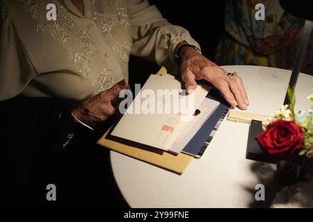 Elizabeth Pule, dont la mère, Jessie, était femme de ménage lorsque feu la reine et Philippe vivaient à Villa Guardamangia à la périphérie de la capitale Valette, détient des lettres entre sa mère et les dames de la défunte reine en attente lors de la réception d'anniversaire du roi à la résidence du haut-commissaire britannique, Villa de Giorgio à Naxxar, le troisième jour d'une tournée royale à Malte pour marquer le 60e anniversaire de son indépendance et célébrer le patrimoine commun du pays et la collaboration continue avec le Royaume-Uni. Date de la photo : mercredi 9 octobre 2024. Banque D'Images