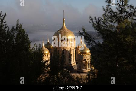 Beau brouillard léger et épais derrière le Ruissian orthodoxe Gorny ou couvent Gornensky appelé Moskovia, Ein Karem, Judée où Jean le Baptiste est né Banque D'Images