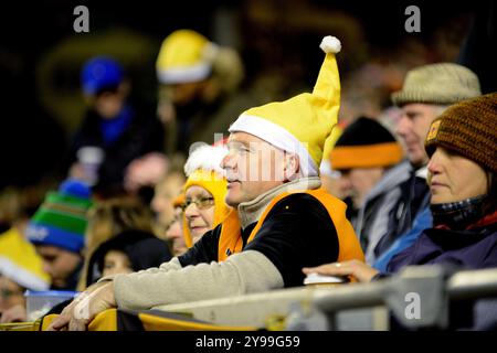 Supporters de Wolverhampton Wanderers portant des chapeaux de Noël festifs le jour de Boxinbg 26/12/2015 19:29 Banque D'Images