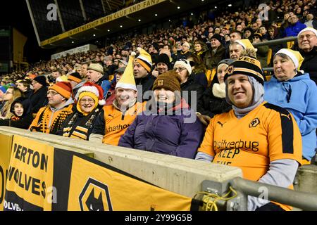 Supporters de Wolverhampton Wanderers portant des chapeaux de Noël festifs le jour de Boxinbg 26/12/2015 19:29 Banque D'Images