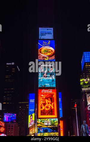 Vue nocturne de Times Square avec des panneaux d'affichage numériques colorés présentant des publicités pour Coca-Cola, Samsung, et plus encore. New York. ÉTATS-UNIS. Banque D'Images