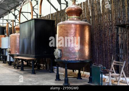 Nosy Be Island. Distillerie Ylang ylang avec chaudières à cupper et alambics. Madagascar. Banque D'Images