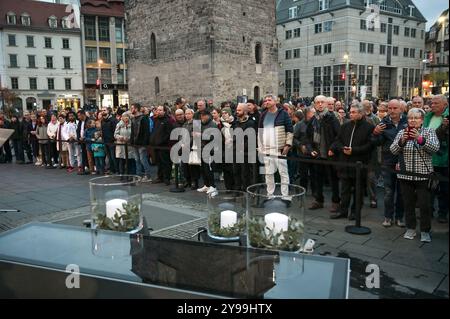 09 octobre 2024, Saxe-Anhalt, Halle (Saale) : les participants se tiennent sur la place du marché lors d’un service de prière pour les victimes de l’attentat terroriste de 2019. Le 9 octobre 2019, un assaillant lourdement armé tente d'entrer dans la synagogue de Yom Kippour, la plus haute fête juive. Quand il a échoué, il a tiré sur deux personnes et les a tuées dans la rue et dans un magasin de kebab. Photo : Heiko Rebsch/dpa Banque D'Images