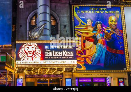 Les panneaux d'affichage de Disney's Broadway montrent le Roi Lion et Aladdin, avec une signalisation vibrante à Times Square. New York. ÉTATS-UNIS. Banque D'Images