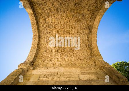 Vue d'en bas de l'arc de triomphe romain d'Orange dans le sud de la France Banque D'Images