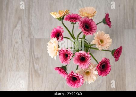 Bouquet de fleurs de Gerbera sur un fond en bois avec espace négatif Banque D'Images