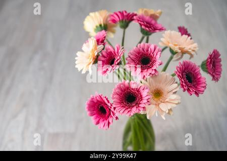 Bouquet de fleurs de Gerbera sur un fond en bois avec espace négatif Banque D'Images