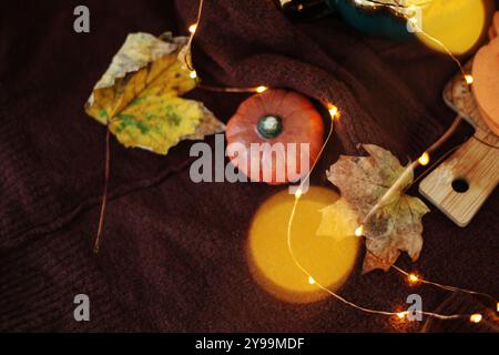 Citrouilles mûres et feuilles d'automne sur fond sombre avec espace pour le texte, vue de dessus Banque D'Images