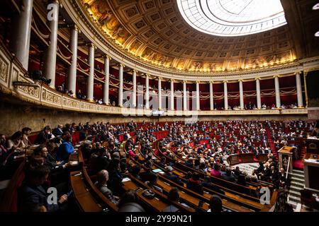 Paris, France. 08 octobre 2024. Vue d'ensemble à l'Assemblée nationale lors de la séance des questions au gouvernement, à Paris. Une séance hebdomadaire d'interrogation du gouvernement français a lieu à l'Assemblée nationale au Palais Bourbon. (Photo de Telmo Pinto/SOPA images/SIPA USA) crédit : SIPA USA/Alamy Live News Banque D'Images