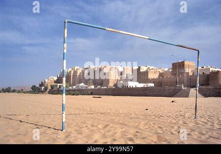 But de football près de la ville de Shibam au Yémen. C'est une ville du Yémen, dans le gouvernorat de Hadhramaut. Connu pour ses gratte-ciel en briques de boue, il Banque D'Images