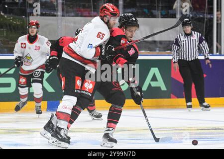 Prague, République tchèque. 09 octobre 2024. L-R Christian Wejse (Bremerhaven) et Petr ton (Sparta) en action lors de la Ligue des Champions, affrontent HC Sparta Praha vs Fischtown Pinguins Bremerhaven, à Prague, République tchèque, le 9 octobre 2024. Crédit : Michal Kamaryt/CTK photo/Alamy Live News Banque D'Images