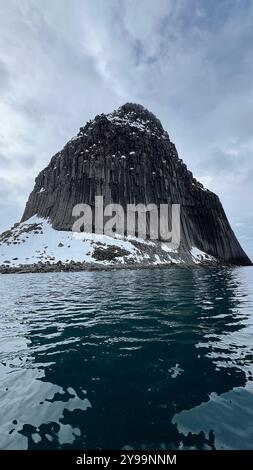 Edinburgh Rock, Antarctique : une immense merveille géologique émergeant des eaux glacées, présentant une beauté sauvage et une nature sauvage polaire intacte. Banque D'Images