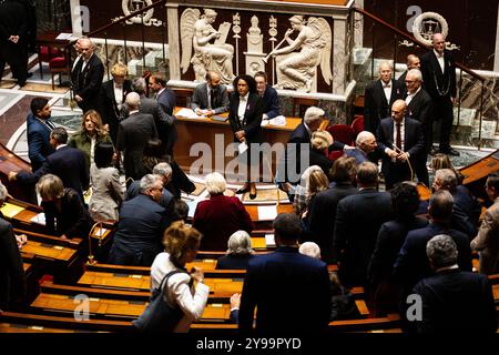 Paris, France. 8 octobre 2024. Députés vus quitter l'Assemblée nationale à la fin des questions à la session du gouvernement, à Paris. Une séance hebdomadaire d'interrogation du gouvernement français a lieu à l'Assemblée nationale au Palais Bourbon. (Crédit image : © Telmo Pinto/SOPA images via ZUMA Press Wire) USAGE ÉDITORIAL SEULEMENT! Non destiné à UN USAGE commercial ! Banque D'Images