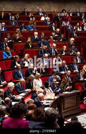 Paris, France. 8 octobre 2024. Vue d'ensemble à l'Assemblée nationale lors de la séance des questions au gouvernement, à Paris. Une séance hebdomadaire d'interrogation du gouvernement français a lieu à l'Assemblée nationale au Palais Bourbon. (Crédit image : © Telmo Pinto/SOPA images via ZUMA Press Wire) USAGE ÉDITORIAL SEULEMENT! Non destiné à UN USAGE commercial ! Banque D'Images