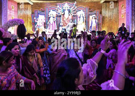 New Delhi, Inde. 09 octobre 2024. NEW DELHI, INDE - 9 OCTOBRE : les dévots participent au premier jour de Durga Puja, au CR Park, le 9 octobre 2024 à New Delhi, Inde. (Photo de Salman Ali/Hindustan Times/Sipa USA ) crédit : Sipa USA/Alamy Live News Banque D'Images