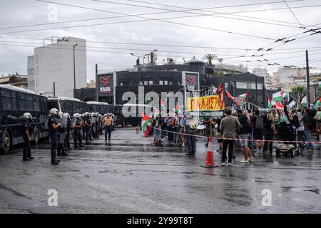Athènes, Grèce. 05 octobre 2024. Les manifestants tiennent des banderoles et des drapeaux palestiniens devant l'ambassade israélienne. Des centaines de manifestants ont défilé dans les rues d’Athènes contre les guerres et en solidarité avec le Liban et la Palestine, en Grèce, le 5 octobre 2024. (Photo de Dimitris Aspiotis/Pacific Press/Sipa USA) crédit : Sipa USA/Alamy Live News Banque D'Images