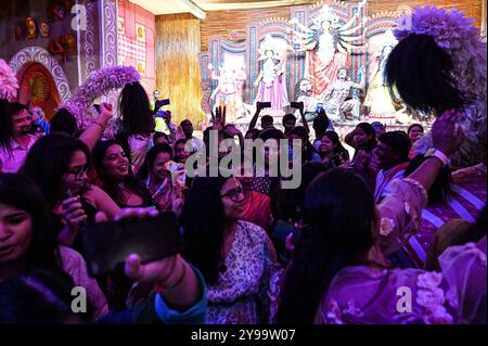 New Delhi, Inde. 09 octobre 2024. NEW DELHI, INDE - 9 OCTOBRE : les dévots participent au premier jour de Durga Puja, au CR Park, le 9 octobre 2024 à New Delhi, Inde. (Photo de Salman Ali/Hindustan Times/Sipa USA ) crédit : Sipa USA/Alamy Live News Banque D'Images