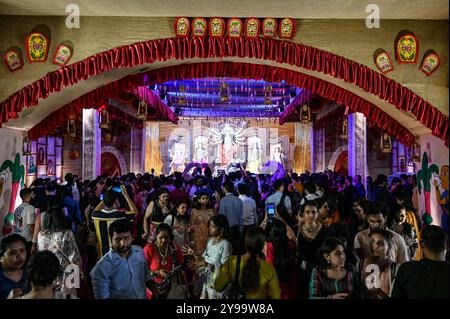 New Delhi, Inde. 09 octobre 2024. NEW DELHI, INDE - 9 OCTOBRE : les dévots participent au premier jour de Durga Puja, au CR Park, le 9 octobre 2024 à New Delhi, Inde. (Photo de Salman Ali/Hindustan Times/Sipa USA ) crédit : Sipa USA/Alamy Live News Banque D'Images