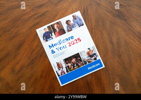 Lake Elsinore, CA, États-Unis - 9 octobre 2025 : le guide annuel Medicare and You 2025 pour les bénéficiaires de Medicare. Banque D'Images