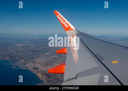 Avion easyJet survolant la ville d'Alicante, en Espagne, et le port d'Alicante ayant décollé de l'aéroport d'Alicante Banque D'Images