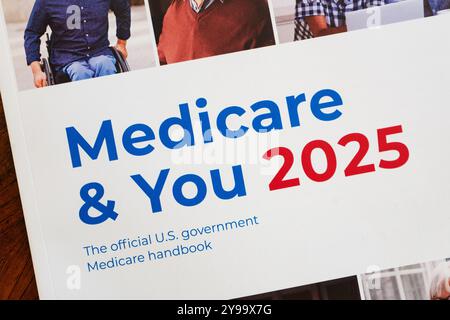 Lake Elsinore, CA, États-Unis - 9 octobre 2025 : gros plan sur le 2025. Medicare et vous annuellement pour les bénéficiaires Medicare Banque D'Images