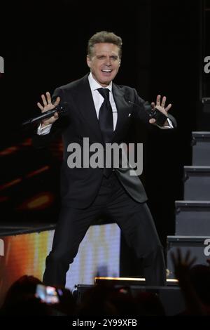 Mexico, Mexique. 08 octobre 2024. Le chanteur Luis Miguel se produit sur scène lors du Luis Miguel 2024 Tour à l'Arena CDMX à Mexico, Mexique, le 8 octobre 2024. (Photo par Ismael Rosas / Eyepix Group / NurPhoto) crédit : NurPhoto SRL / Alamy Live News Banque D'Images