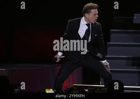 Mexico, Mexique. 08 octobre 2024. Le chanteur Luis Miguel se produit sur scène lors du Luis Miguel 2024 Tour à l'Arena CDMX à Mexico, Mexique, le 8 octobre 2024. (Photo par Ismael Rosas / Eyepix Group / NurPhoto) crédit : NurPhoto SRL / Alamy Live News Banque D'Images