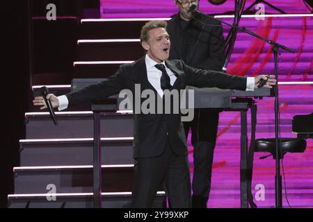 Mexico, Mexique. 08 octobre 2024. Le chanteur Luis Miguel se produit sur scène lors du Luis Miguel 2024 Tour à l'Arena CDMX à Mexico, Mexique, le 8 octobre 2024. (Photo par Ismael Rosas / Eyepix Group / NurPhoto) crédit : NurPhoto SRL / Alamy Live News Banque D'Images